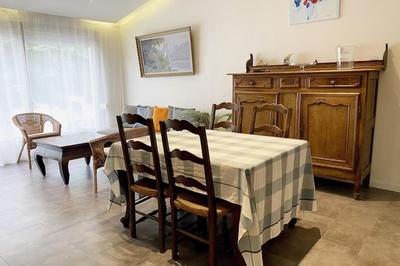 Bright airy family style 7 min walk to beach