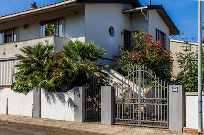 Grande appartamento uso esclusivo, giardino, posto auto, barbecue, aria condizionata