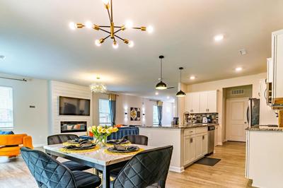 Limited-Time Offer , Raleigh Luxe Family Retreat, Sleeps 6! 15 Min to Downtown, Kids Gear, Fast WiFi for WFH, Ping Pong! EV & Pet Friendly