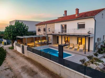 The Light On The Hill - Apartment with pool