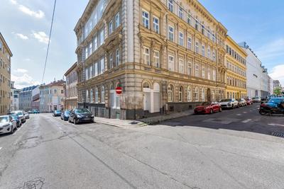 Spacious & Elegant 3 Bedroom Apartment