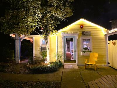 Romantic Beach Style Cottage close to everything!