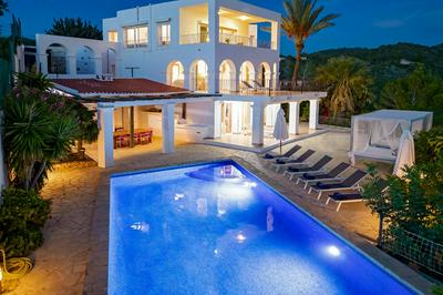 Villa near San Antonio sleeps 11