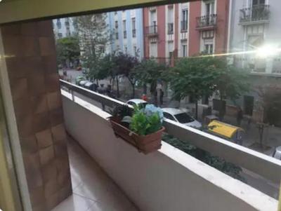 Habitación con balcón y baño privado en el centro