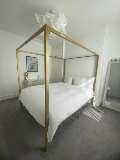Queen bedroom in Maida Vale