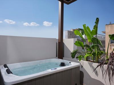 Nur Edge Aparthotel - Acropolis Skyline