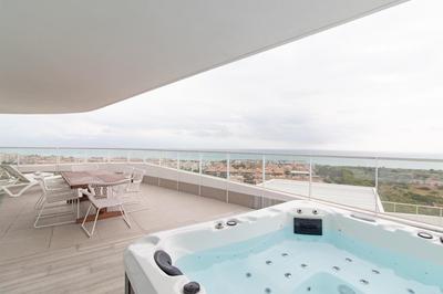 Global Properties, Nuevo apartamento con piscina privada y terraza con vistas al mar