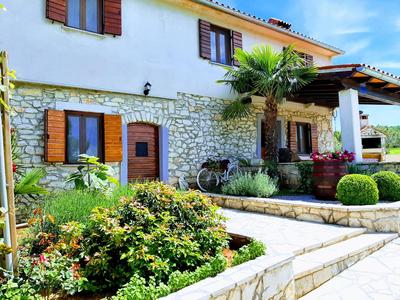 Casa Ivanovac with pool and large front yard