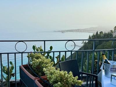 Taormina pool seaview