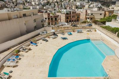 Spinola Court 2BED w pool and parking by Homely