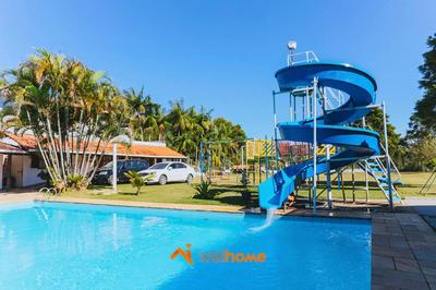 Casa em Cotia com piscina e área de lazer infantil
