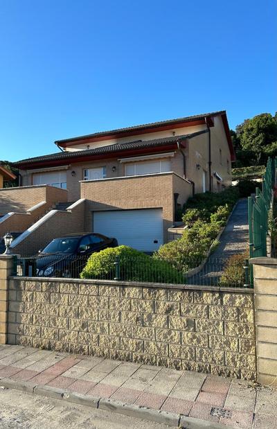 Mikasita amplia casa con vistas a la montaña y terraza y jardin cerca de Bilbao y Cantabria