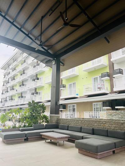 Modern Studio 4 Minutes from Mactan-Cebu Airport, Pool, Wi-Fi & Kitchen