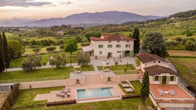 Villa Sunkiss: Luxury Farmhouse with Tuscan Flair