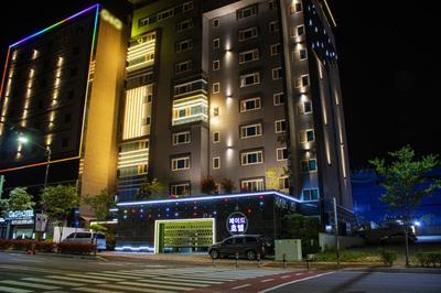 Jade hotel