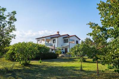 Attraktive Wohnung Mit Privatem Pool