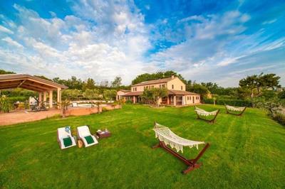 La villa nel prato sul mare