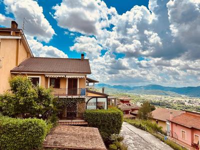 Appartamento con Vista Panoramica e Garage Ideale per Famiglie 4 Persone