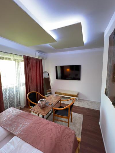 Soba sa kupaonom i balkonom Aman