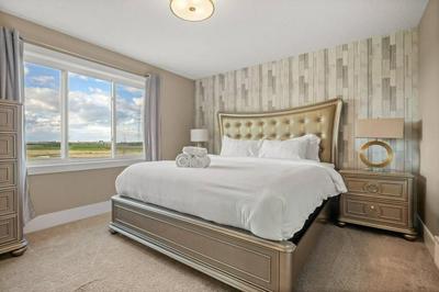 Large Detached Near Anthony Henday in Albany with 2 Living Rooms, Netflix, Office Space, AC, Perfect for Families, Sleeps 13
