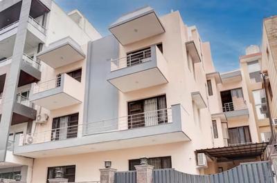 luxury room with jacuzzi n kitchen near Medanta