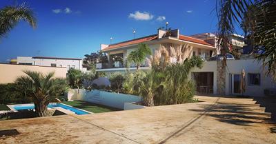 Villa Dwellings With Pool For Exclusive Use