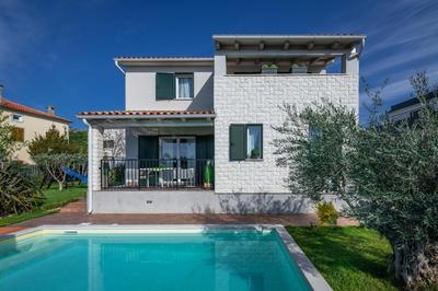 Villa Laura Krnica near Pula for 8 people - pet friendly with children playground