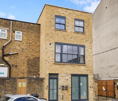 Stylish Large 3-bed Apartment, Quick Access to London Sights, Free Parking