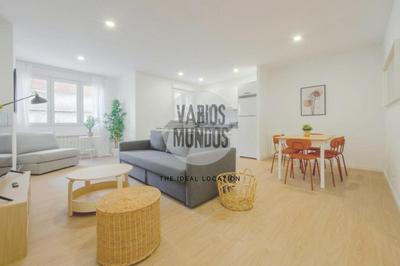 Escapada con parking para 3, vive la Latina