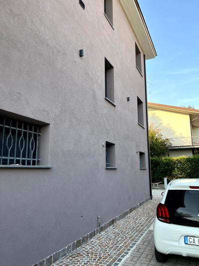 Piano Terra Moderno con Ampi Spazi e Luminosità