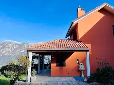 Casa con giardino e vista lago