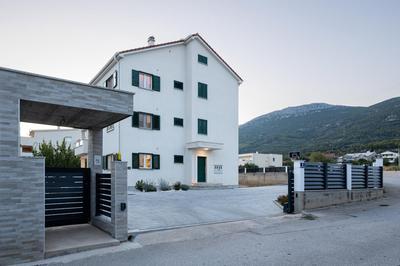 3 Bed Apt Sleeps 6 - Large Terrace & Free Parking