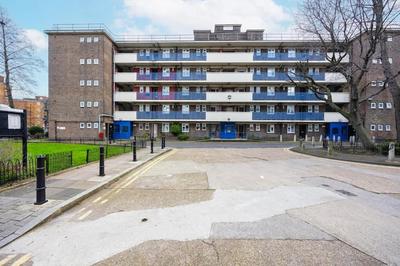 Modernised 3 bed pad in London ground floor with balcony and walking distance to tube stations