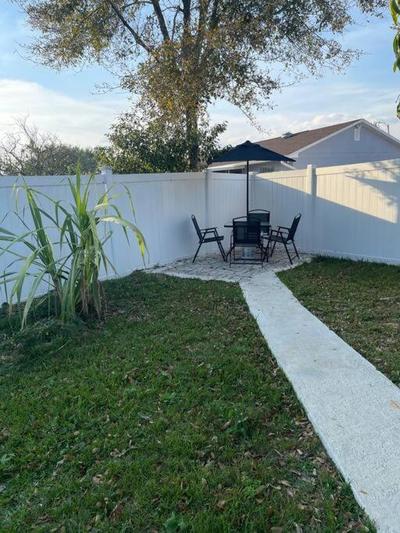 Contemporary Studio W Full kitchen near Universal