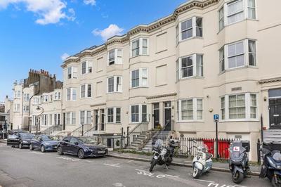 Spacious 2 Bed & 1 Bath - Close to Beach & City Centre