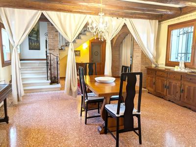VENICE Elegant Bedroom with Private Bathroom