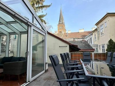 Very Spacious Apartment with a Wintergarden and Terrace, 1 Minute to Tram Station