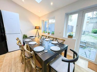 Lovely 4-Bedroom Kilburn Flat with Garden and Parking near Hampstead Heath, Abbey Road by Staylio London