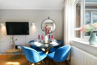 Designer 2 bedroom Flat in London-Balcony-Sleeps 6