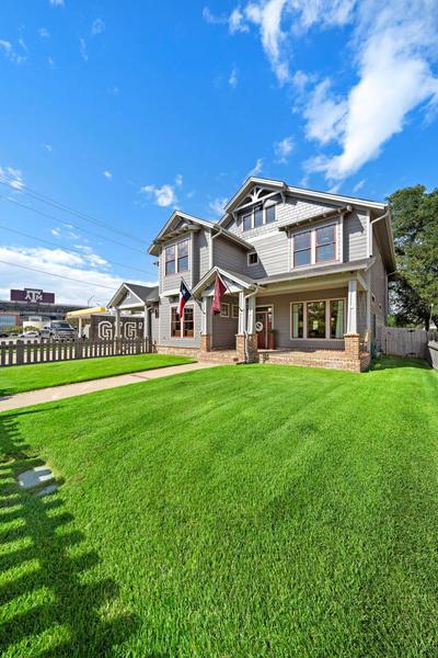Luxury 5 BR 4 Bath, Hot Tub, Outdoor Kitchen, Across Street from Kyle Field!