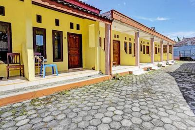 SPOT ON 92372 Rinda Homestay Syariah & Resto