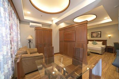 Paragon Hotel and Suites