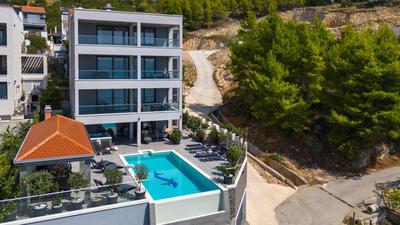 Luxury Villa POCRNJA -heated pool, sauna, jacuzzi, pool table