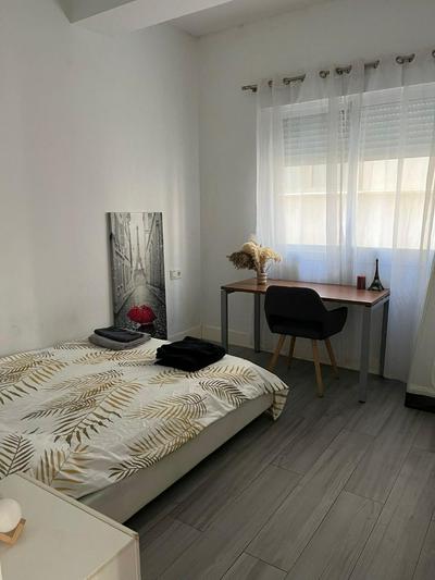 Una habitación en un piso muy centrico y moderno en Málaga - Room in a centric and modern apartment in the heart of Málaga