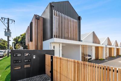 Beach Luxury On The Park - Brand New 2 bedroom 3 Bathroom Carport Shops 100m Beach 500m Aircon Heating Gas fireplace WIFI