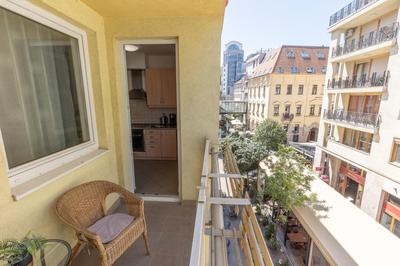 Gozsdu White Raven Residence 305
