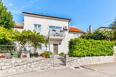 Apartman Lavanda sa bazenom i okućnicom 4*