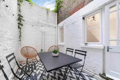 Chic Chelsea Apartment Steps from Kings Road