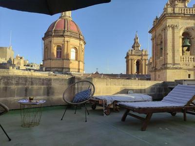 Spacious flat with private terrace in Birgu