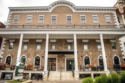 Executive Luxury Suite by Saratoga Stays